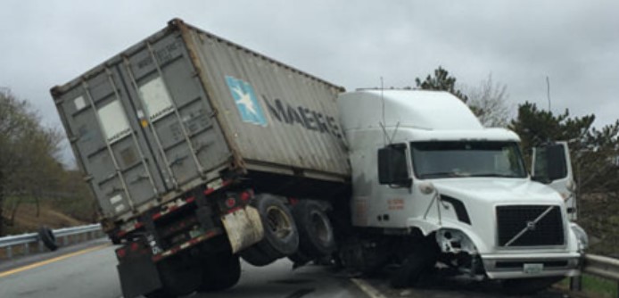 ジャックナイフ現象 ロジスティクス・貿易・物流用語集